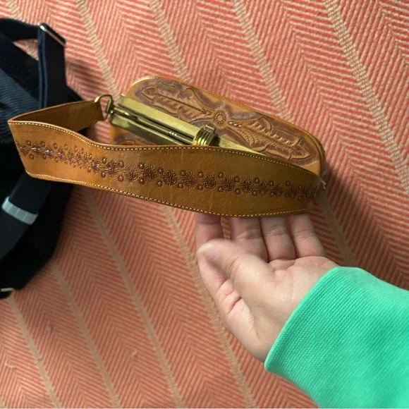 Leather like two-toned handbag - Picture 6 of 12